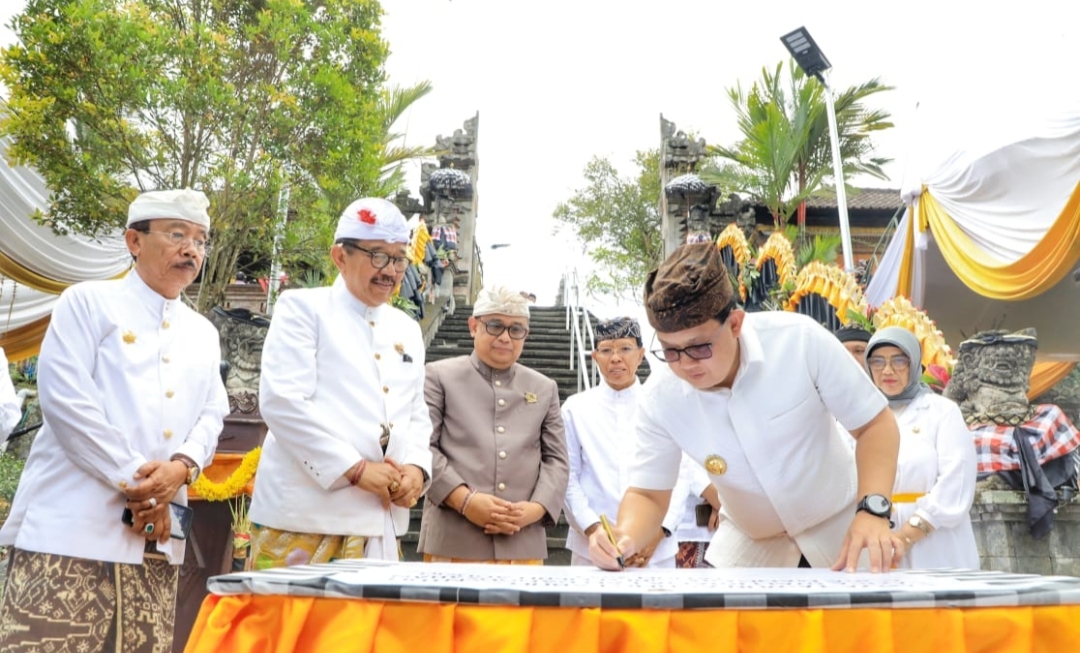 Pj. Gubernur Jatim Hadiri Upacara Karya Tawur Agung Labuh Gentuh dan Panca Wali Krama di Lumajang