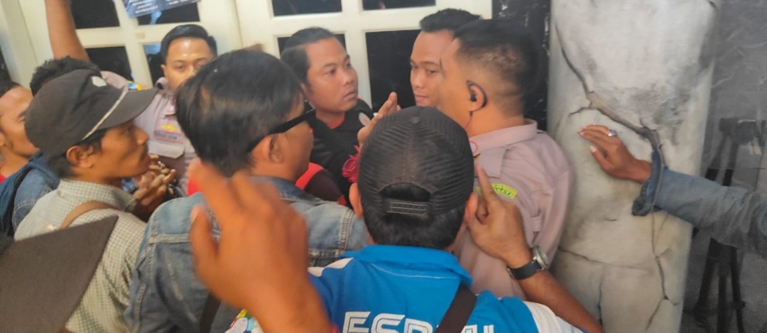 Demo Didepan Kantor PN Surabaya Atas Bebasnya Ronald Tanur Berbuntut Ricuh