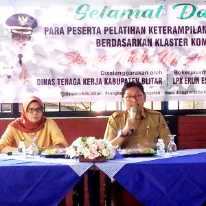 Disnaker Blitar Laksanakan Pelatihan Make Up Artis kepada Pencaker Bersertifikat BNSP