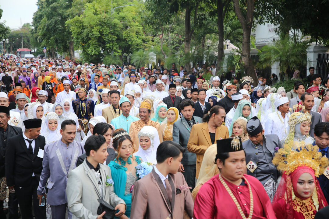 330 Pasangan Nikah Massal Dikirab dari Balai Pemuda Menuju Balai Kota 