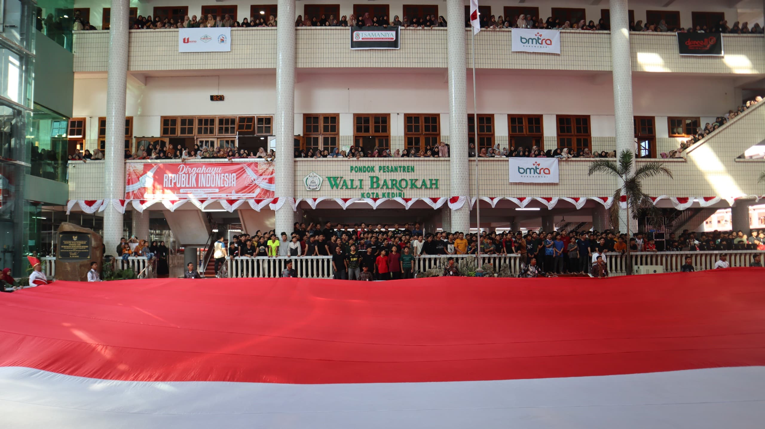 Santri di Kota Kediri Bentangkan Bendera Merah Putih Raksasa Sambut HUT RI ke-79