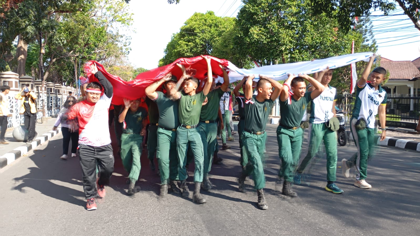 Kota Kediri Bersiap Sambut HUT RI ke-79 dengan Semarak Kirab Bendera Raksasa Merah Putih