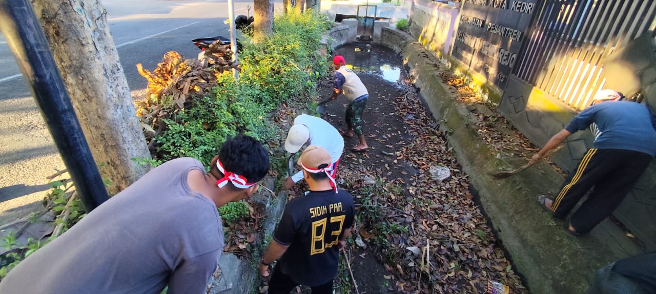 Meriahkan HUT RI ke-79, LDII bersama Warga Kota Kediri Gelar Kerja Bakti di Kelurahan Tempurejo