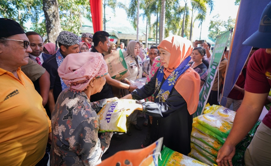 Khofifah Bagikan Beras dan Telur untuk Lansia dan Anak-Anak