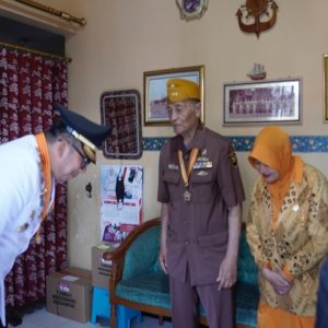 Pj. Walikota Ali Kuncoro Door to Door Beri Bingkisan Warga Veteran