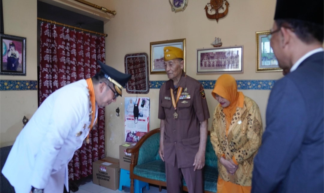 Pj. Walikota Ali Kuncoro Door to Door Beri Bingkisan Warga Veteran