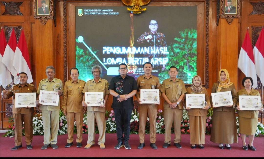 Pj. Walikota Ali Kuncoro Beri Penghargaan Pada Kantor Terbaik Kelola Arsip