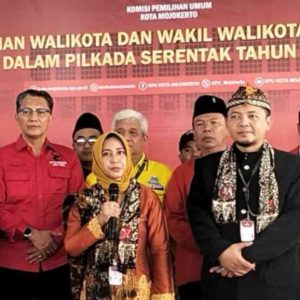 Paslon Ning Ita–Cak Sandi Didukung 16 Parpol, Daftar ke KPU Kota Mojokerto