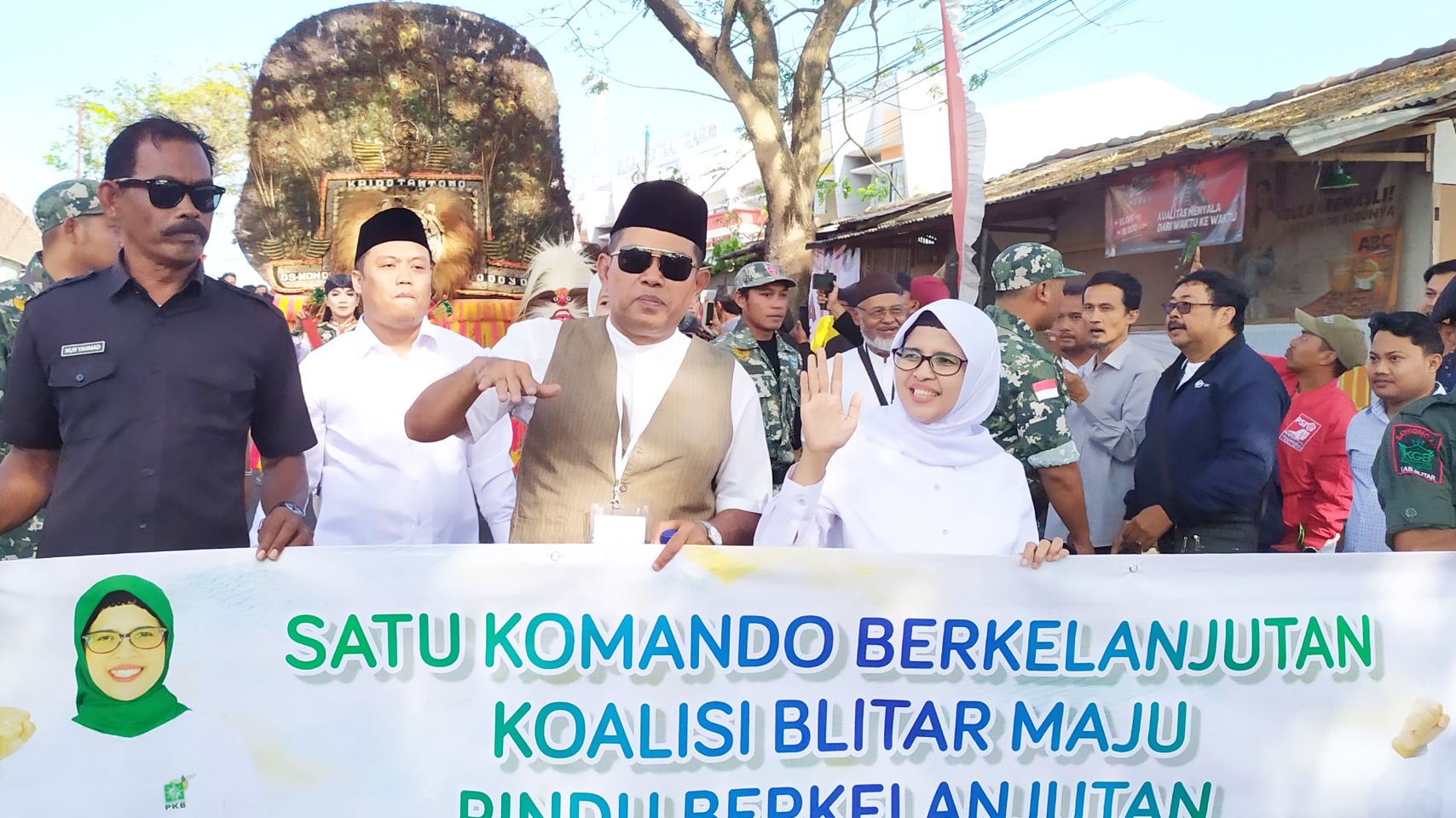 Mak Rini-Abdul Ghoni Daftar di KPU Blitar Naik Delman dan Diarak Reog