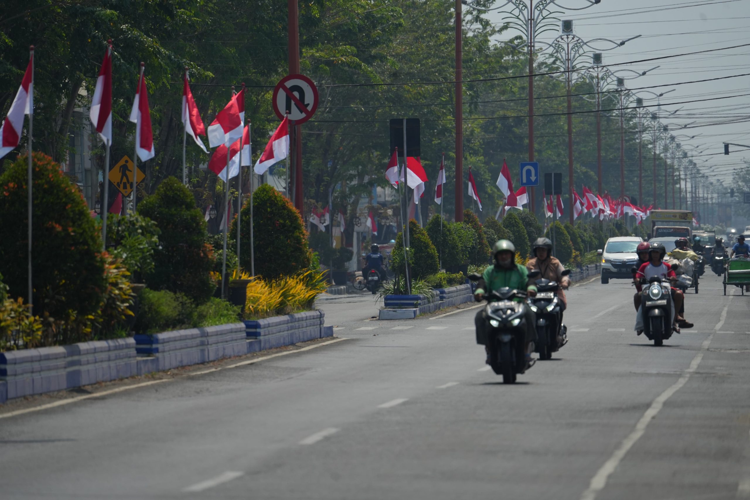 Pencanangan 7.900 Bendera Merah Putih Marakan Jalanan Kota Mojokerto