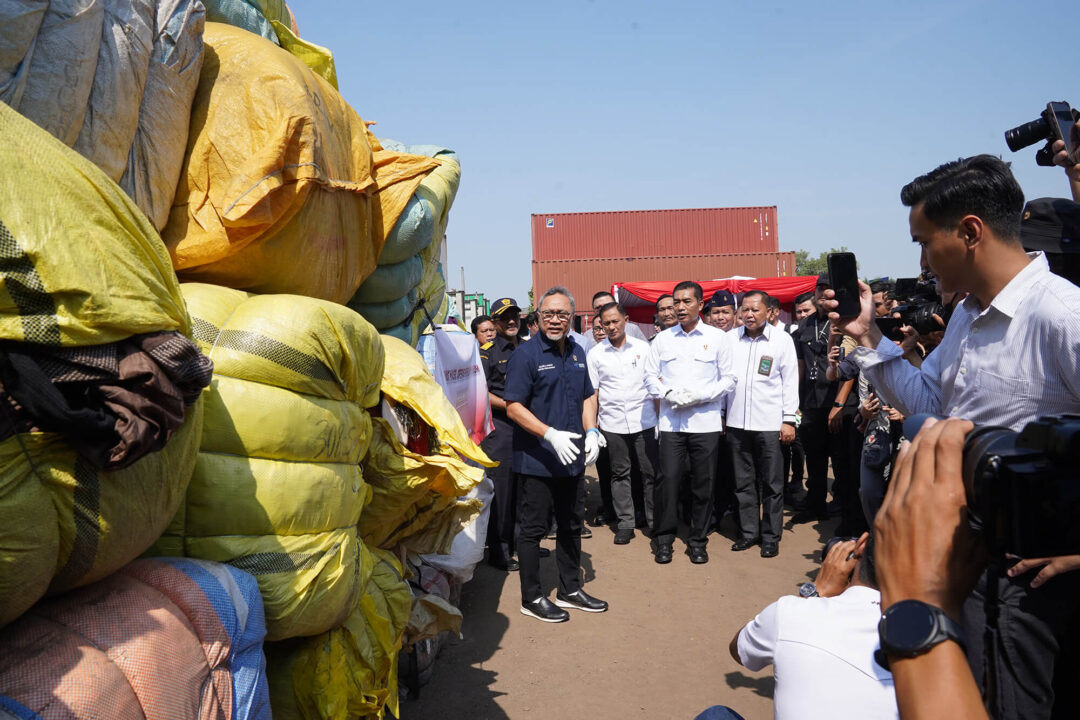 Mendag Zulkifli Hasan Pimpin Pemusnahan Pakaian Bekas Di Cikarang