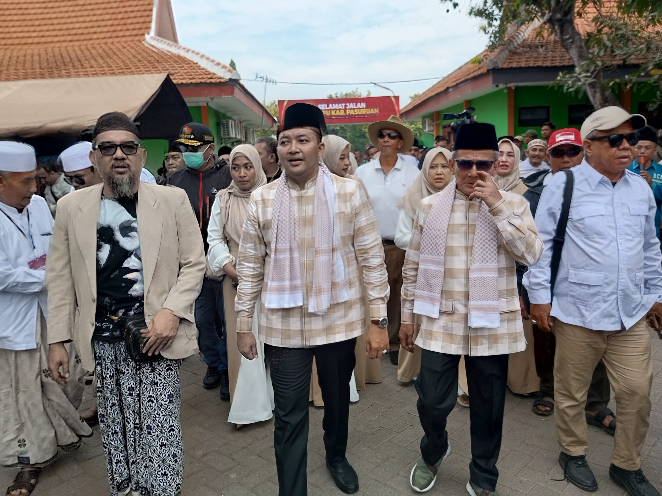 Di Kawal Ribuan Pendukung, Mas Rusdi-Gus Shobih Daftarkan Diri Ke KPU