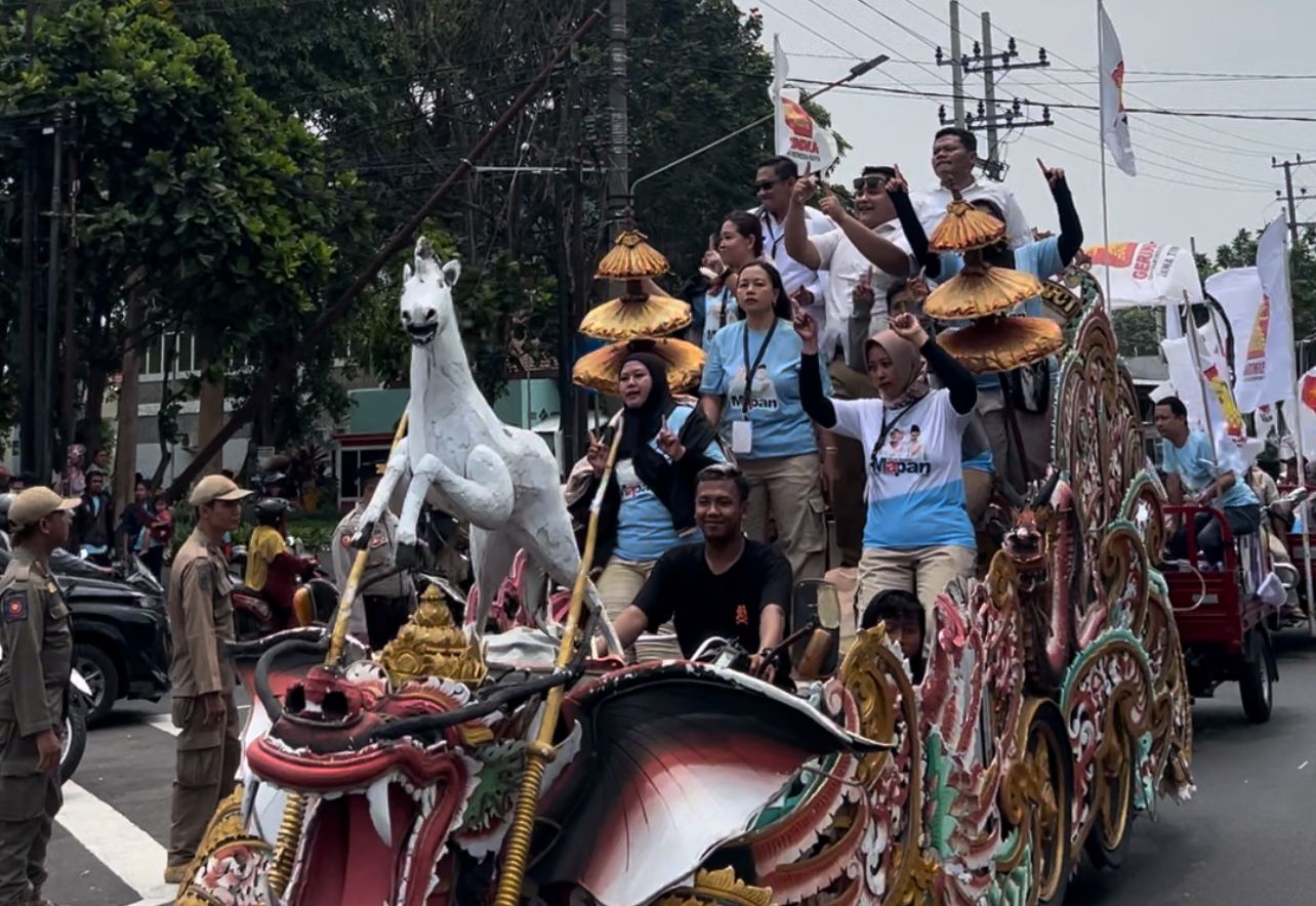 Arak-arakan Ribuan Pendukung Vinanda – Gus Qowim Ramaikan Deklarasi Kampanye Damai di Kota Kediri