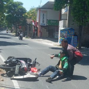 Ngantuk, Ojol Madiun Alami Kecelakaan Tunggal