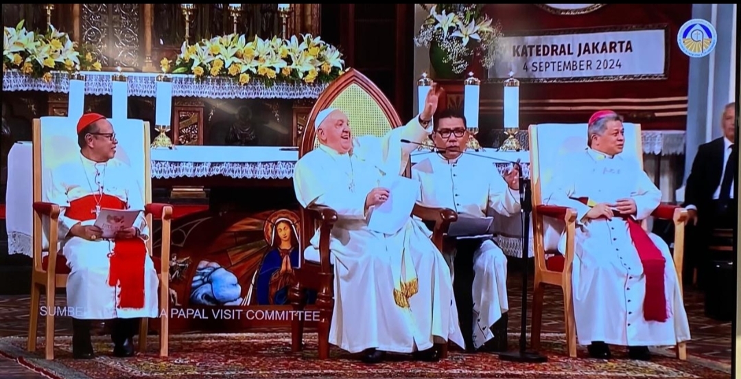 Permainan Angklung dan Lagu ARBAB Sambut Paus Fransiskus di Gereja Katedral