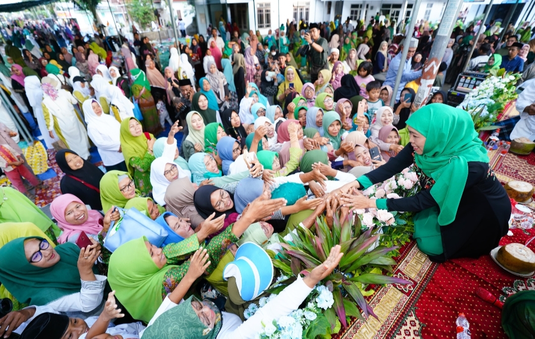 Khofifah Ajak Muslimat NU Jember Perbanyak Sedekah, Bantu Entaskan Kemiskinan Ekstrem