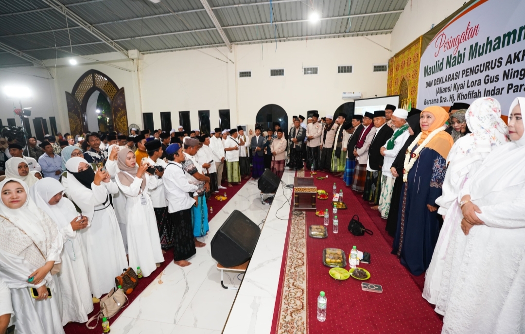 Hadiri Deklarasi Dukungan dari Akromy Jatim, Khofifah Terima Naskah Quran Kuno Berusia 700 Tahun