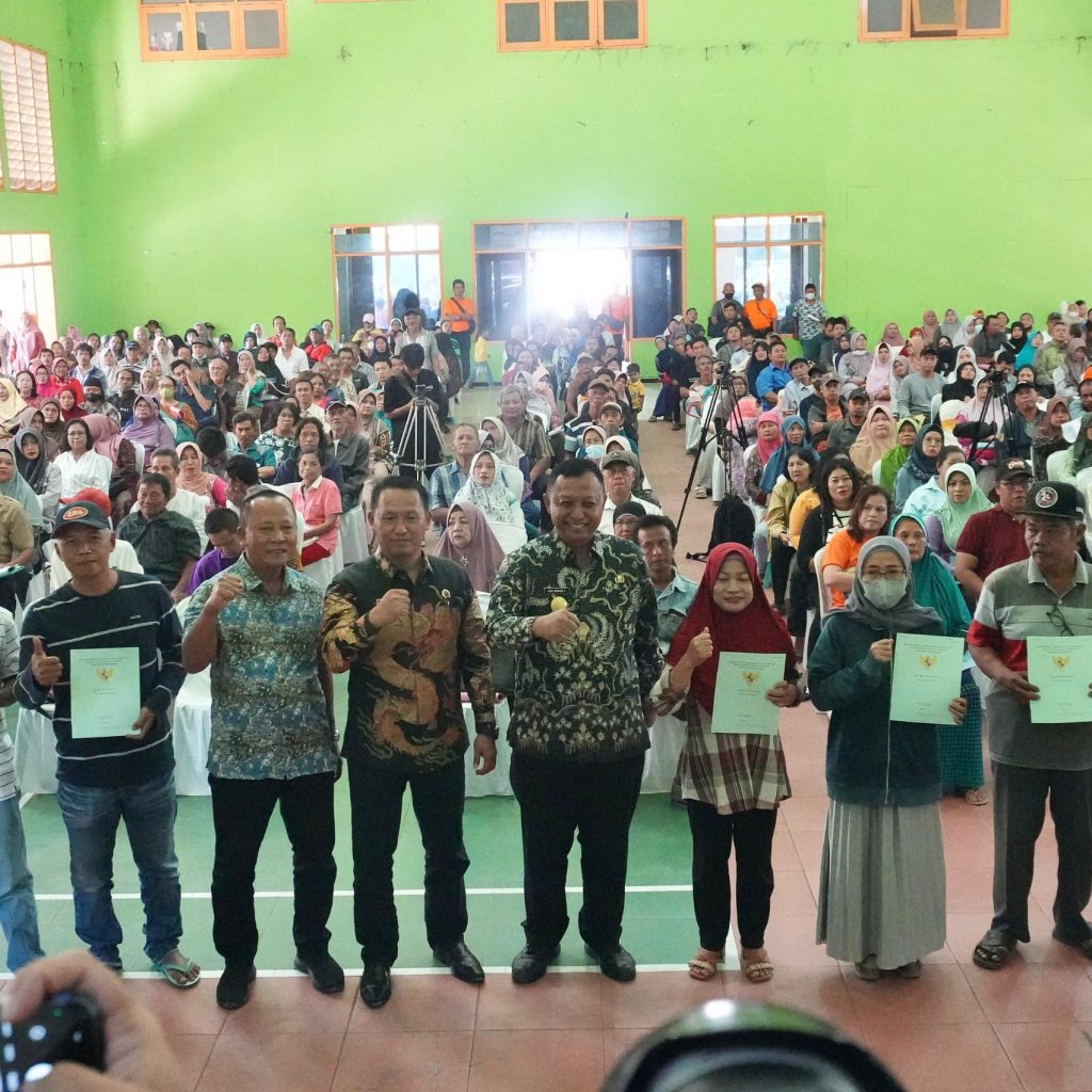 Pemkab Kediri Serahkan Ratusan Sertipikat PTSL, Percepat Legalitas Aset Warga