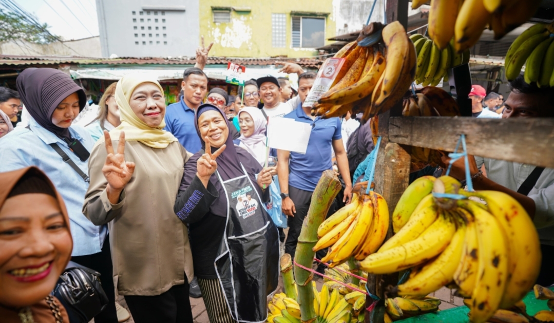 Khofifah Ajak Pedagang Tak Lupa Ke TPS Coblos Nomor 2 di Pilgub Jatim