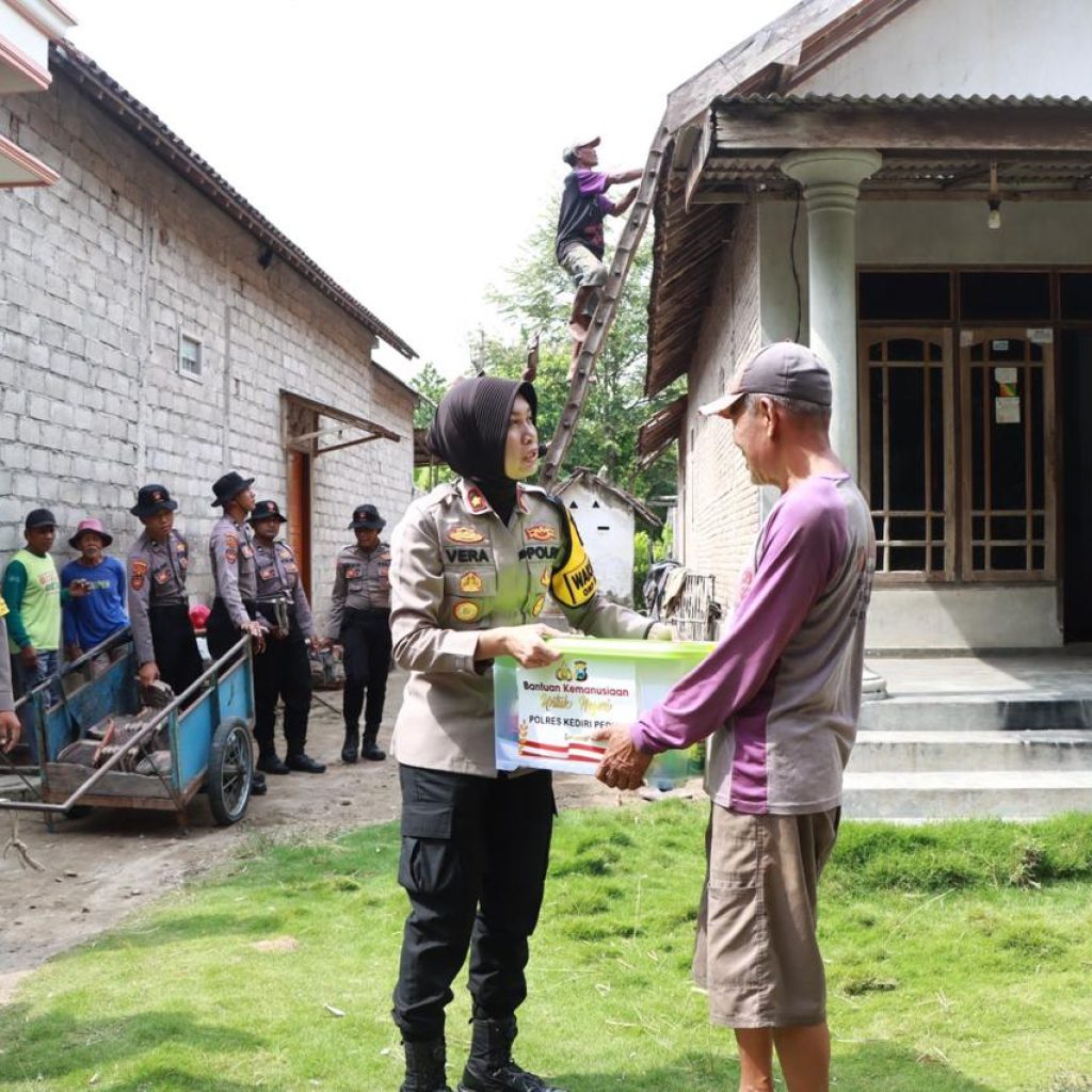 Polres Kediri Berikan Bantuan Sembako kepada Korban Puting Beliung di Desa Bangsongan