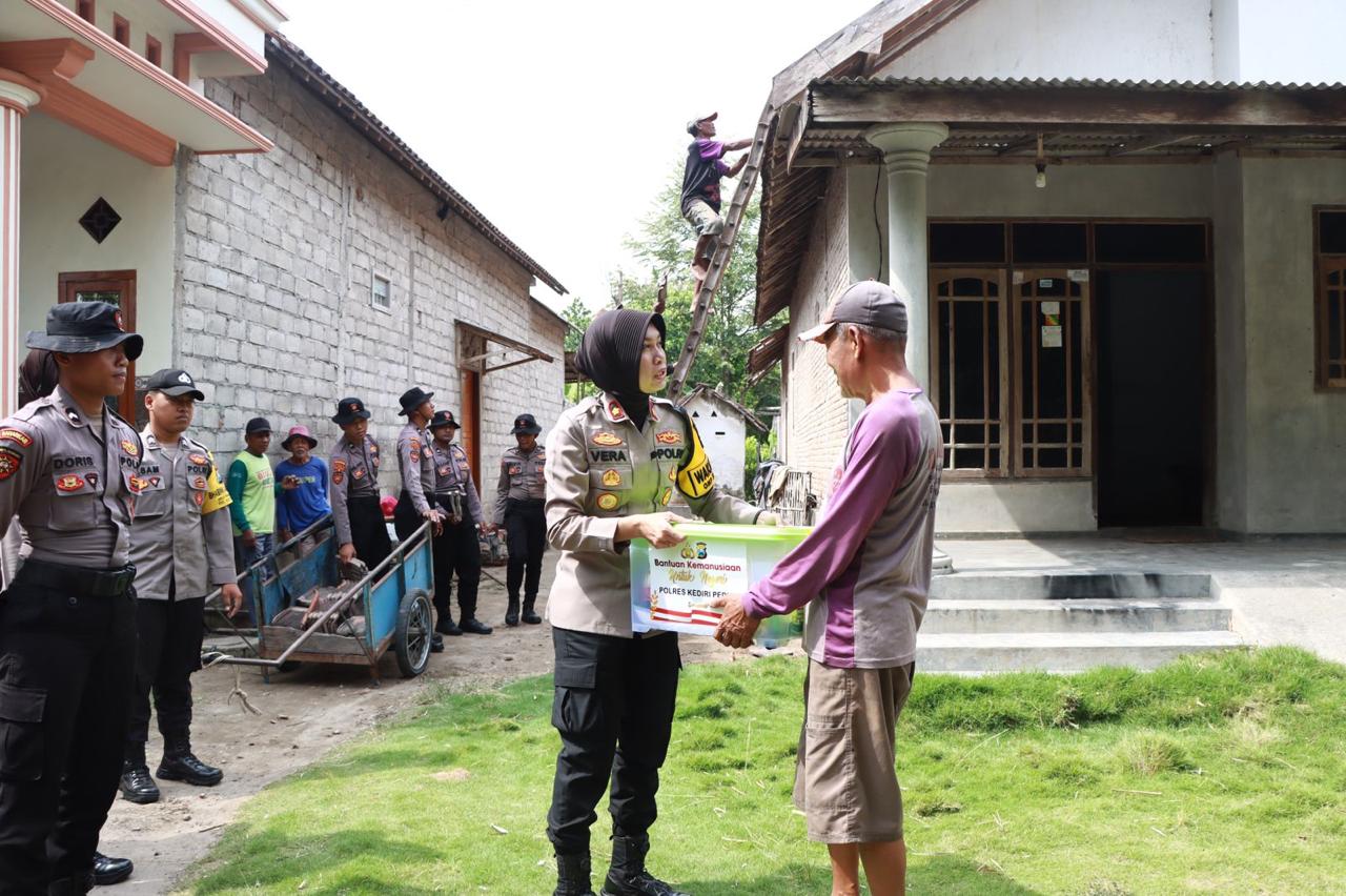 Polres Kediri Berikan Bantuan Sembako kepada Korban Puting Beliung di Desa Bangsongan