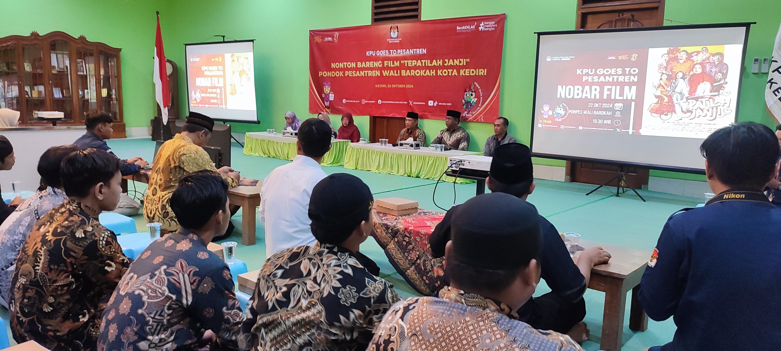 Melalui Nobar Film, KPU Bangun Kesadaran Politik Santri di Ponpes Wali Barokah Kediri