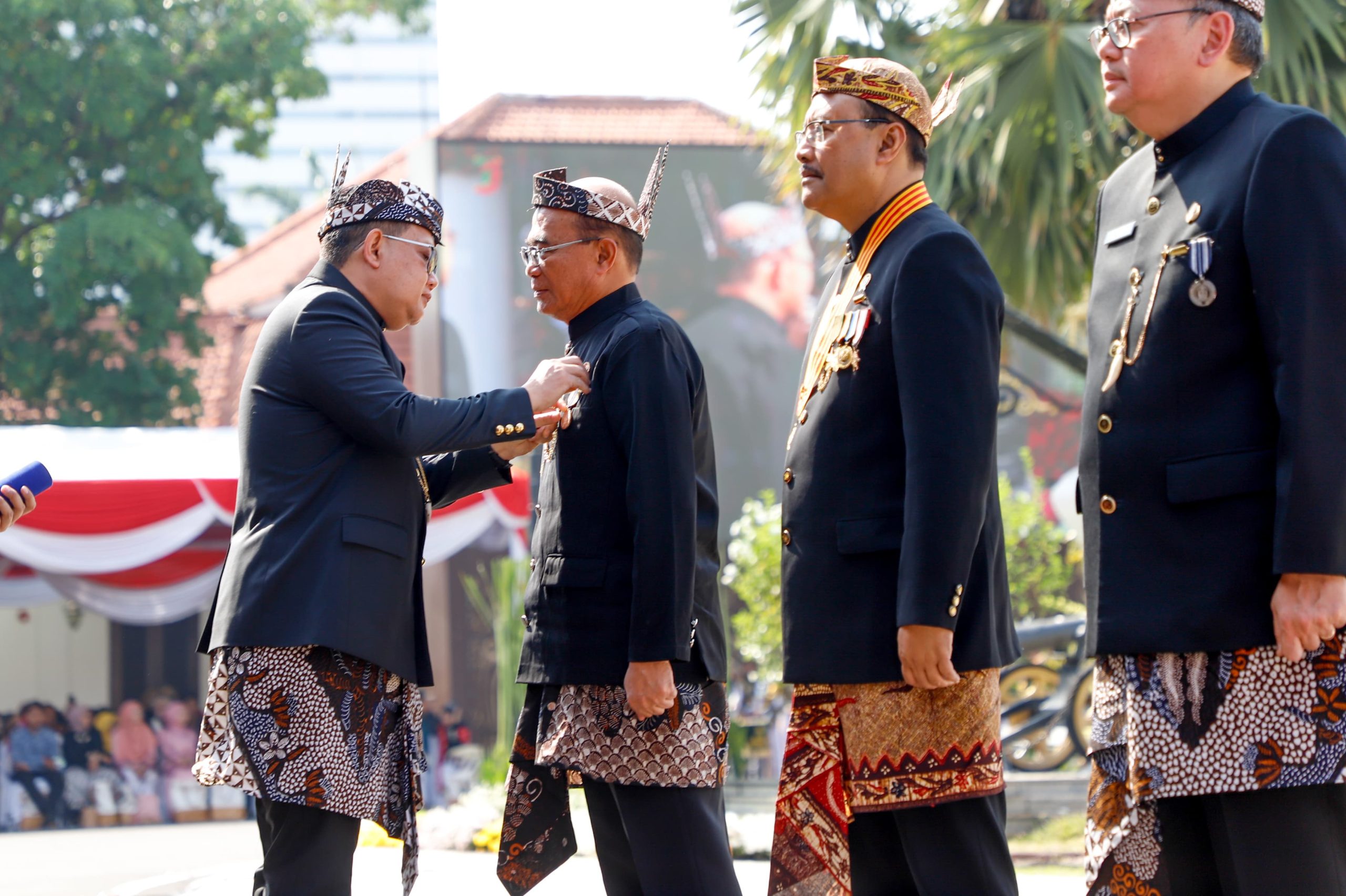 Pj. Gubernur Jatim Serahkan Lencana Jer Basuki Mawa Beya