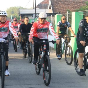  Meriahkan HUT TNI Ke-79, LCC Mojokerto Raya Gelar Gowes Bareng