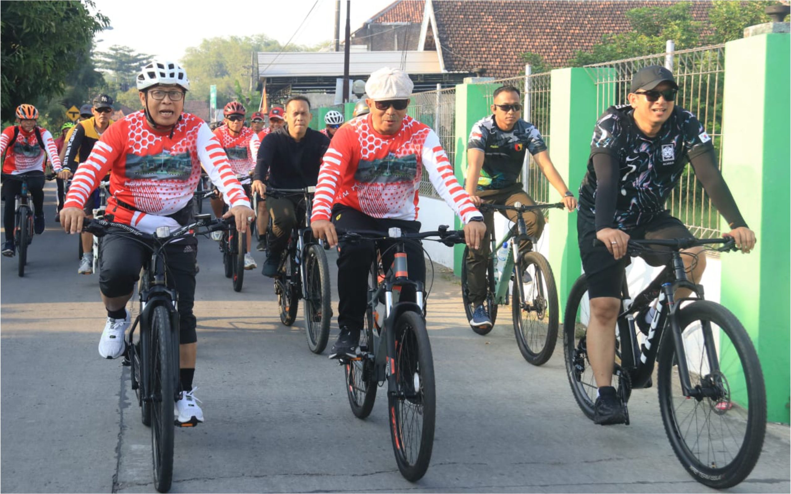  Meriahkan HUT TNI Ke-79, LCC Mojokerto Raya Gelar Gowes Bareng