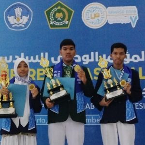 MAN Sidoarjo Borong Piala Olimpiade Bahasa Arab