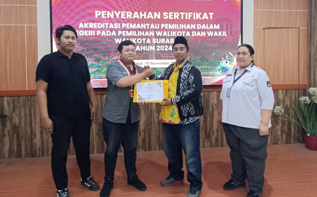 Empat Pemantau Pilkada 2024 Mendapat Sertifikat Dari KPU Surabaya