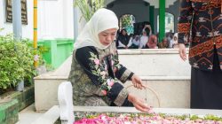 Khofifah Ziarah ke Makam Kiai Wahab Chasbullah dan Kiai Bisri Syansuri di Jombang