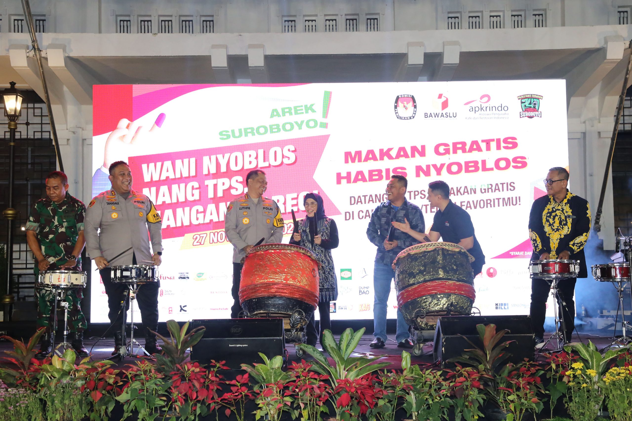 Pilkada Surabaya, “Wani Nyoblos Kotak Kosong Nang TPS, Mangan Wareg”