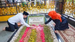 Khofifah-Emil Khusyuk Ziarah ke Makam Pendiri NU KH Hasyim Asy’ari dan Gus Dur