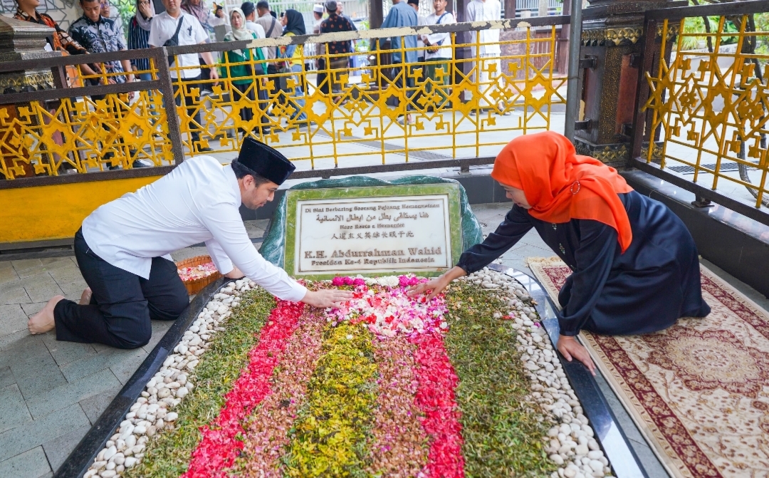 Khofifah-Emil Khusyuk Ziarah ke Makam Pendiri NU KH Hasyim Asy’ari dan Gus Dur