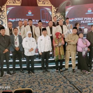 Debat Terakhir Calon Gubernur Jatim, Khofifah – Emil Tampil Lebih Santai