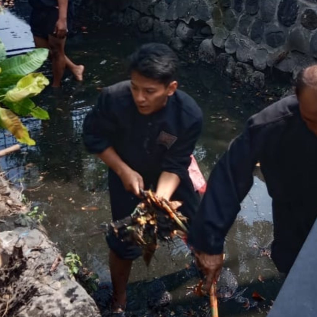 Ratusan Pendekar PSHT Donor Darah dan Bersih-bersih Kelurahan Semampir