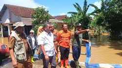 Serahkan Bantuan, BPBD Jatim Bareng OPD Tinjau Banjir di Jember