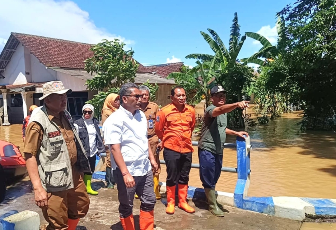 Serahkan Bantuan, BPBD Jatim Bareng OPD Tinjau Banjir di Jember