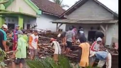 Akibat Hujan Deras, Rumah Warga di Blitar Hanyut Terbawa Banjir