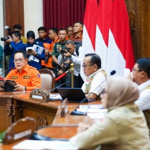 Rakor Bersama Menko PMK dan Kepala BNPB di Grahadi Hadapi Bencana Hidrometeorologi