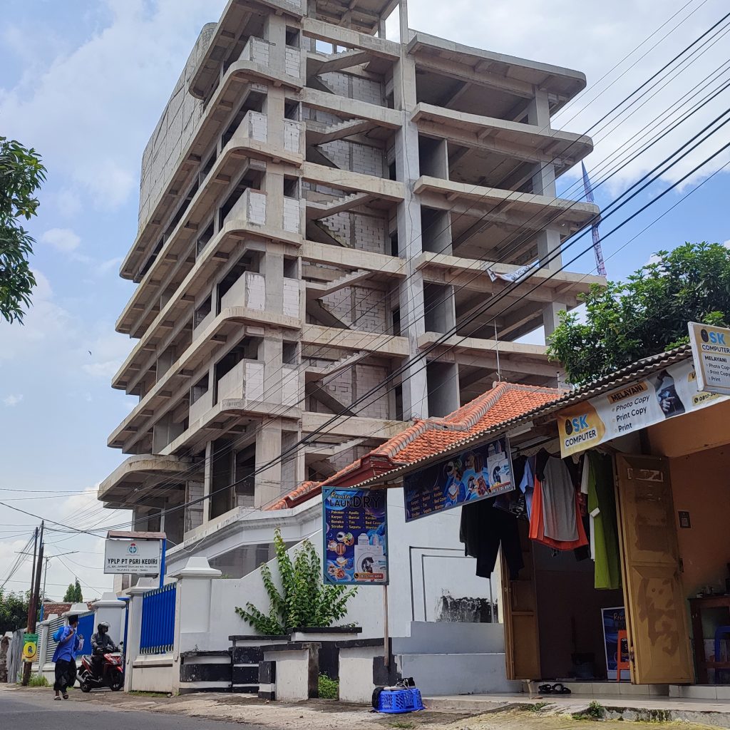 Gedung Cakrawala Mandala UNP Kediri Tuai Protes: Warga Geram, Izin Dipertanyakan!