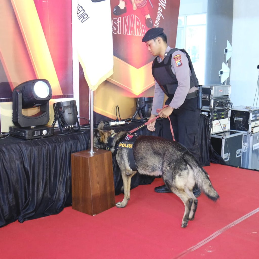 Anjing Pelacak hingga Metal Detector, Polres Kediri Sterilkan Lokasi Rekapitulasi KPU Kabupaten Kediri