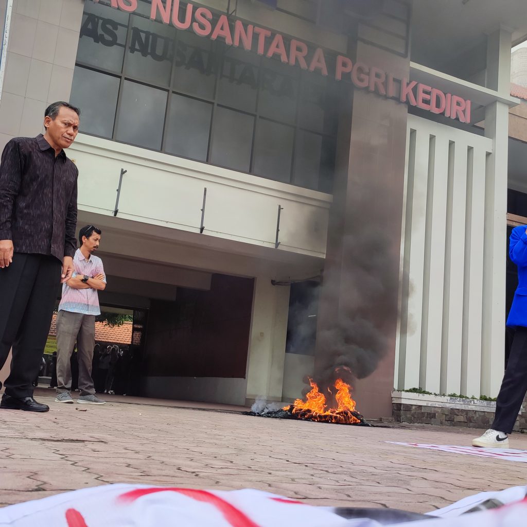 Mahasiswa UNP Kediri ‘Panas’, Ban Dibakar, Gedung Mangkrak Dipertanyakan!