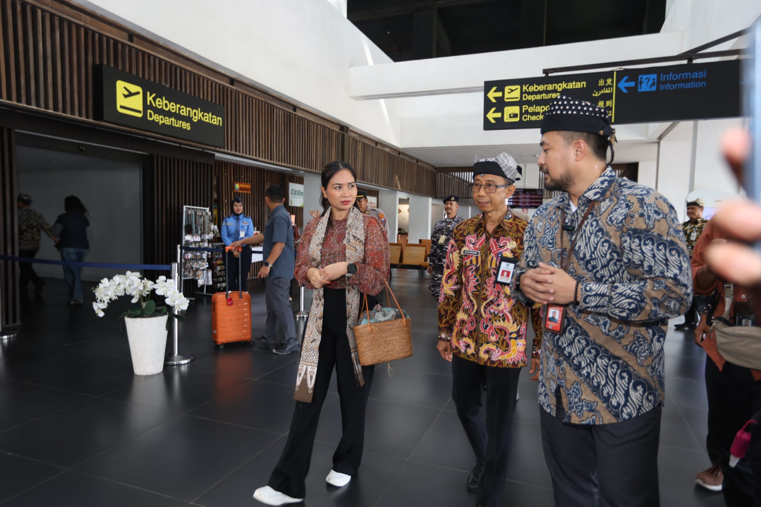 Wamenpar Ni Luh Enik Tinjau Bandara Banyuwangi Jelang Nataru