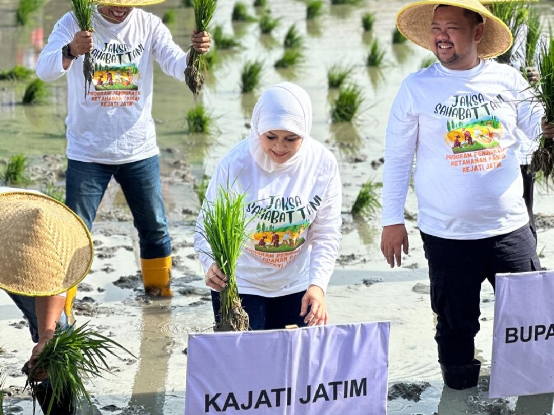 Kajati Jatim Turun Ke Sawah, Komitmen Beri Pendampingan Hukum Bagi Petani