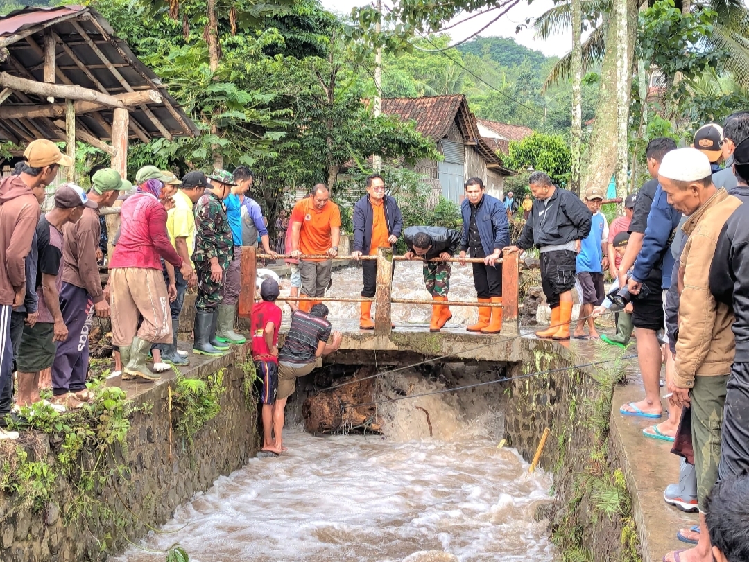 Tim BPBD Jatim Respon Cepat Tangani Dampak Banjir Bandang di Kabupaten Bondowoso