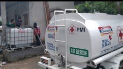 PMI Distribusi Air Bersih Ke Korban Banjir Bandang Desa Jambearum Jember