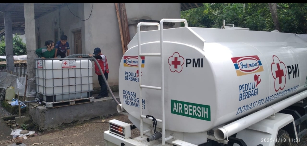 PMI Distribusi Air Bersih Ke Korban Banjir Bandang Desa Jambearum Jember