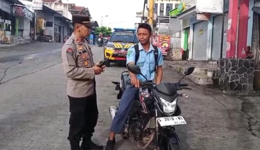 Meminimalisir  Kecelakaan  Polsek  Pacet Ajak Pemotor Pelajar Tertib Berlalu Lintas